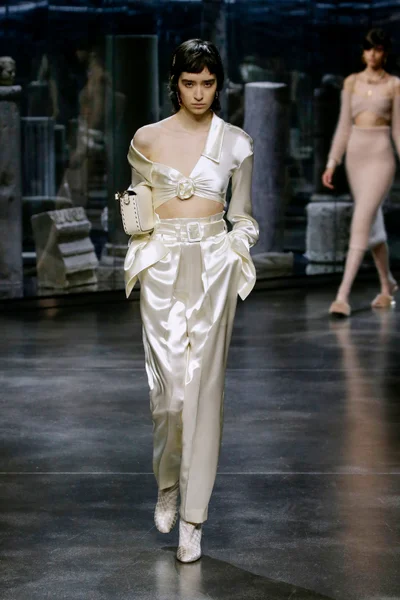 Look 16